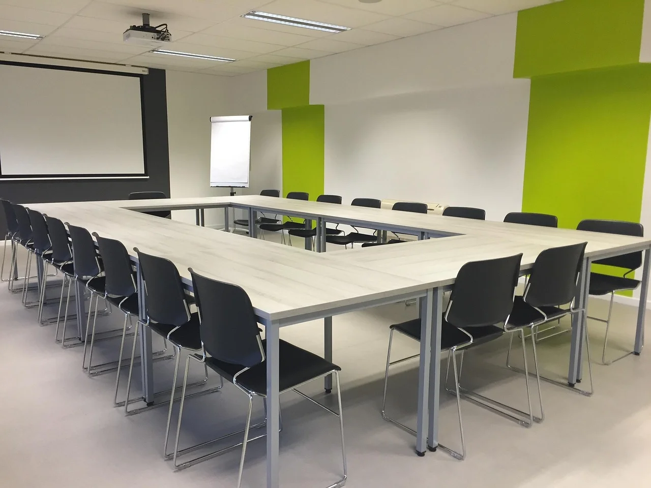 Instalacja nagłośnienia w firmie — integracja AV, TV i systemów wideokonferencyjnych